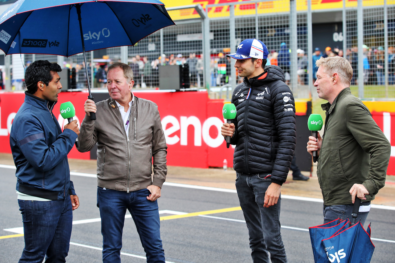 GP GRAN BRETAGNA, (L to R): Karun Chandhok (IND) Sky Sports F1 Presenter; Martin Brundle (GBR) Sky Sports Commentator; Esteban Ocon (FRA) Alpine F1 Team; e Simon Lazenby (GBR) Sky Sports F1 TV Presenter.
30.06.2022. Formula 1 World Championship, Rd 10, British Grand Prix, Silverstone, England, Preparation Day.
 - www.xpbimages.com, EMail: requests@xpbimages.com © Copyright: Coates / XPB Images