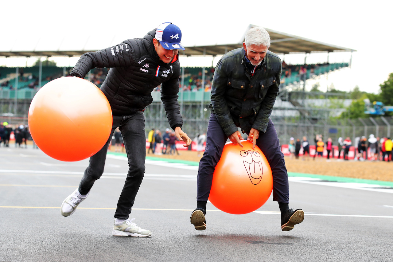 GP GRAN BRETAGNA, (L to R): Esteban Ocon (FRA) Alpine F1 Team with Damon Hill (GBR) Sky Sports Presenter.
30.06.2022. Formula 1 World Championship, Rd 10, British Grand Prix, Silverstone, England, Preparation Day.
 - www.xpbimages.com, EMail: requests@xpbimages.com © Copyright: Coates / XPB Images