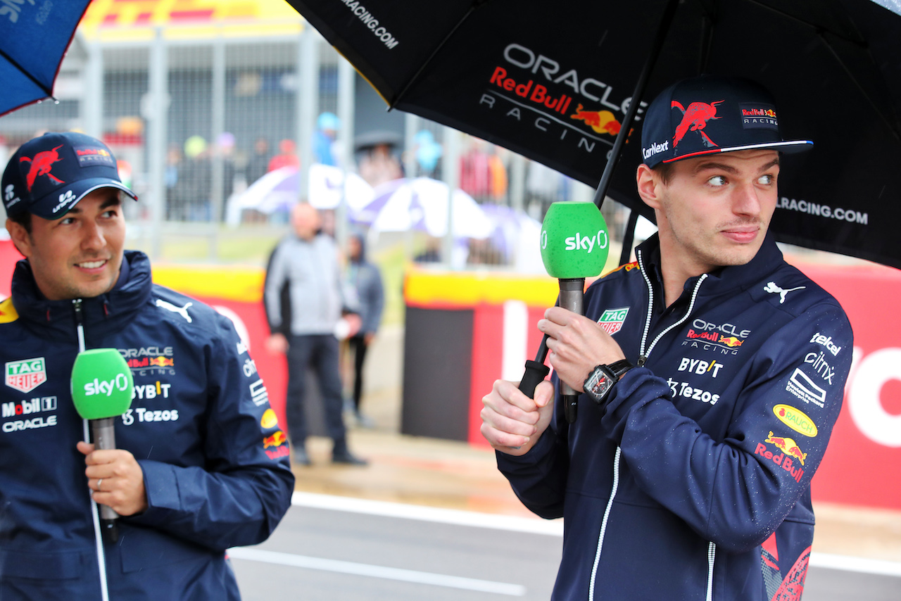 GP GRAN BRETAGNA, (L to R): Sergio Perez (MEX) Red Bull Racing e Max Verstappen (NLD) Red Bull Racing.
30.06.2022. Formula 1 World Championship, Rd 10, British Grand Prix, Silverstone, England, Preparation Day.
 - www.xpbimages.com, EMail: requests@xpbimages.com © Copyright: Coates / XPB Images