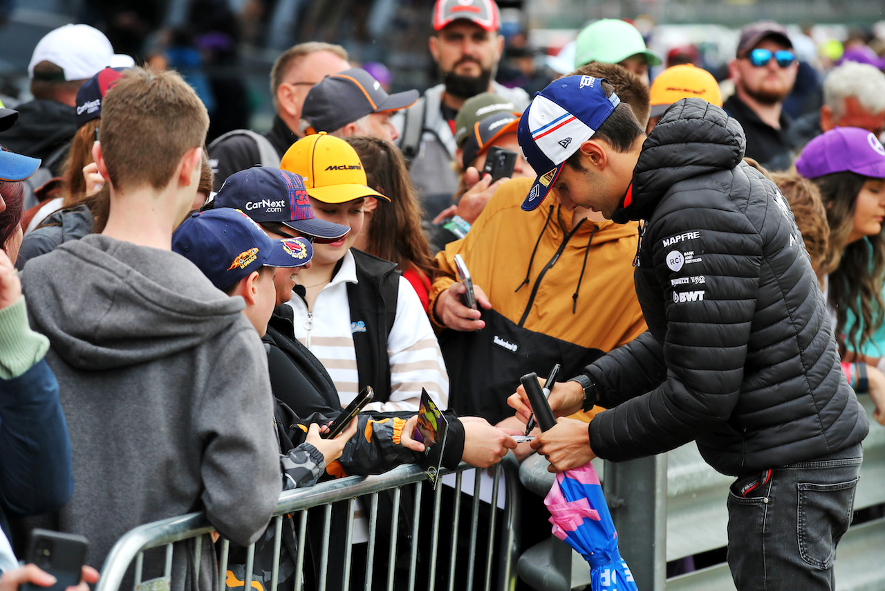 GP GRAN BRETAGNA, Esteban Ocon (FRA) Alpine F1 Team signs autographs for the fans.
30.06.2022. Formula 1 World Championship, Rd 10, British Grand Prix, Silverstone, England, Preparation Day.
 - www.xpbimages.com, EMail: requests@xpbimages.com © Copyright: Coates / XPB Images
