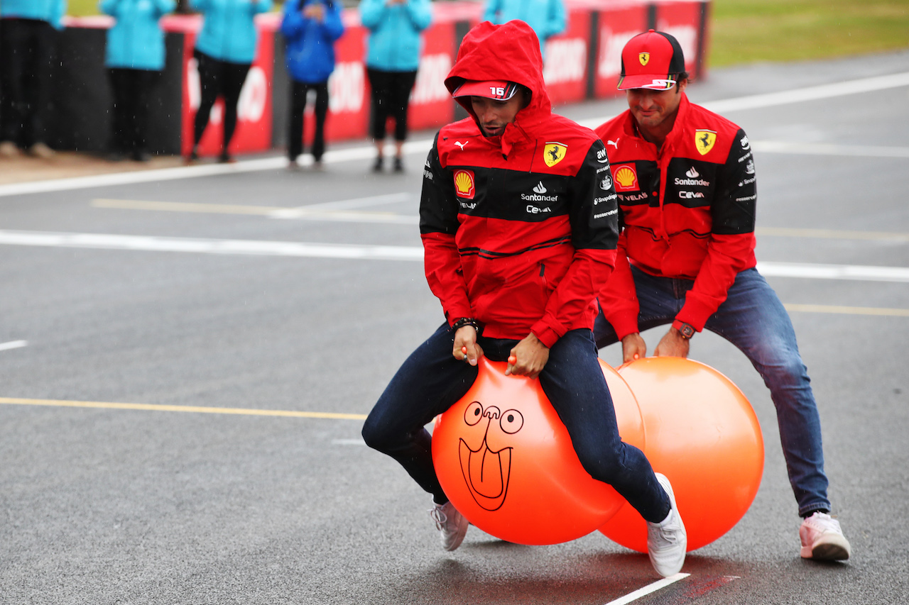 GP GRAN BRETAGNA, (L to R): Charles Leclerc (MON) Ferrari e Carlos Sainz Jr (ESP) Ferrari.
30.06.2022. Formula 1 World Championship, Rd 10, British Grand Prix, Silverstone, England, Preparation Day.
 - www.xpbimages.com, EMail: requests@xpbimages.com © Copyright: Coates / XPB Images