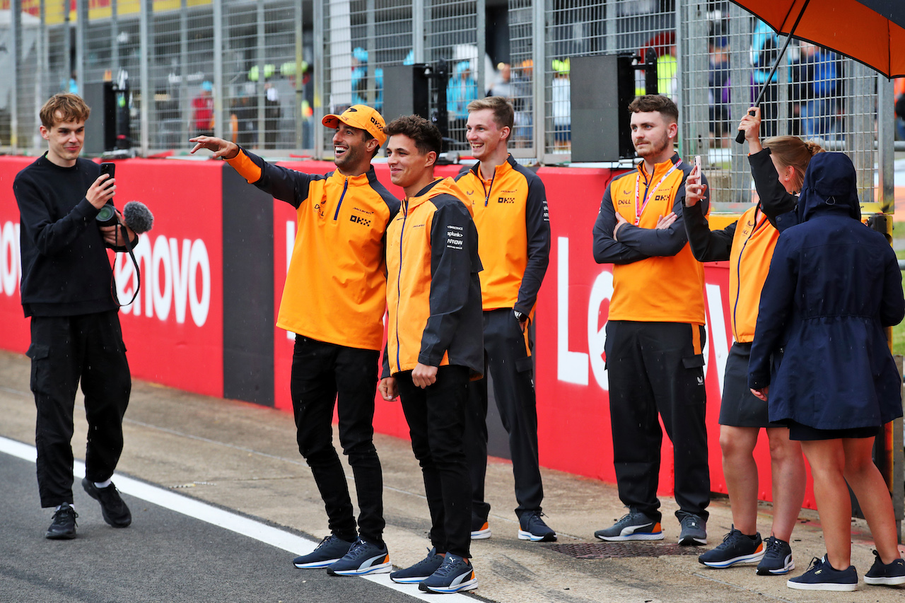 GP GRAN BRETAGNA, (L to R): Daniel Ricciardo (AUS) McLaren with team mate Lando Norris (GBR) McLaren.
30.06.2022. Formula 1 World Championship, Rd 10, British Grand Prix, Silverstone, England, Preparation Day.
 - www.xpbimages.com, EMail: requests@xpbimages.com © Copyright: Coates / XPB Images