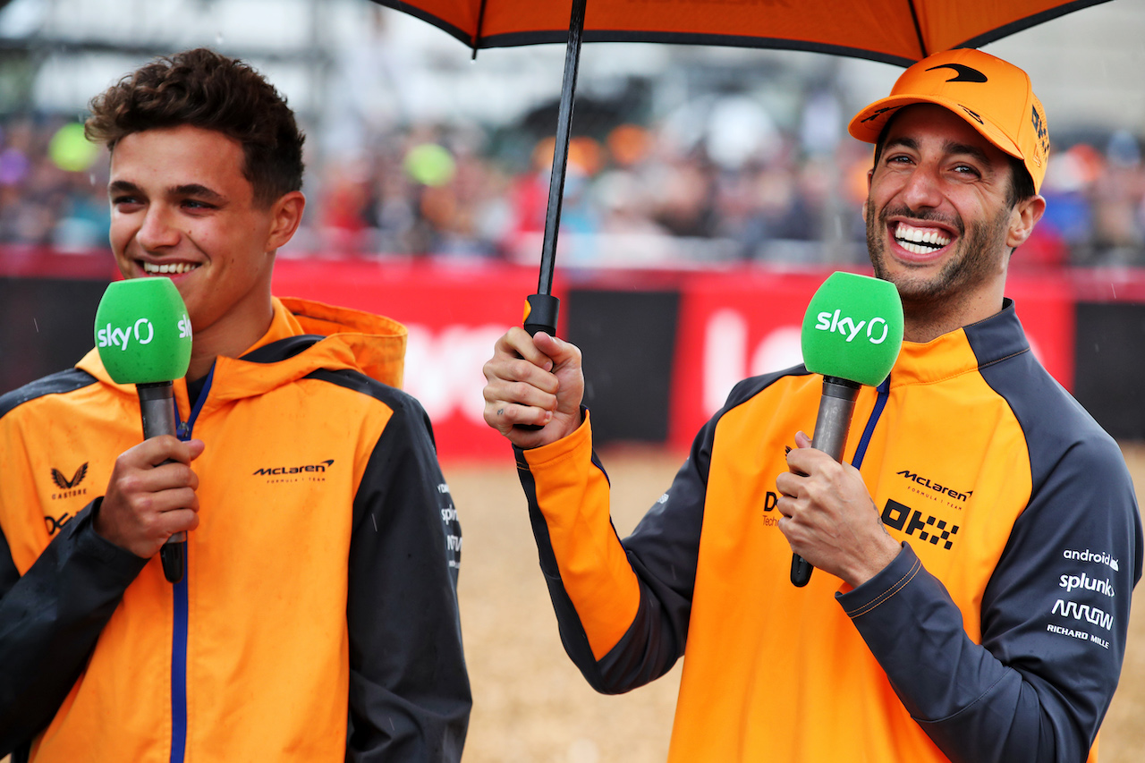 GP GRAN BRETAGNA, (L to R): Lando Norris (GBR) McLaren with team mate Daniel Ricciardo (AUS) McLaren.
30.06.2022. Formula 1 World Championship, Rd 10, British Grand Prix, Silverstone, England, Preparation Day.
 - www.xpbimages.com, EMail: requests@xpbimages.com © Copyright: Coates / XPB Images