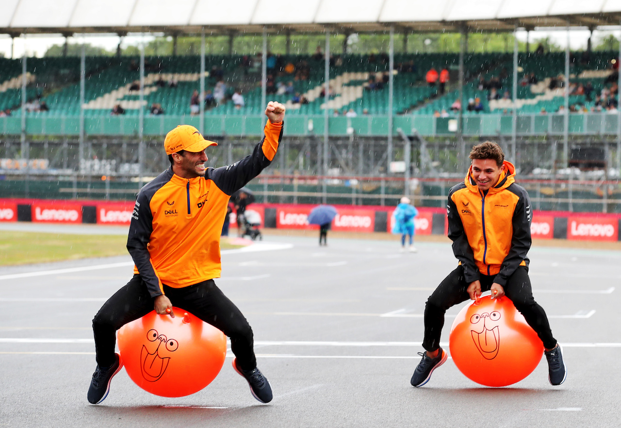 GP GRAN BRETAGNA, (L to R): Daniel Ricciardo (AUS) McLaren with team mate Lando Norris (GBR) McLaren.
30.06.2022. Formula 1 World Championship, Rd 10, British Grand Prix, Silverstone, England, Preparation Day.
 - www.xpbimages.com, EMail: requests@xpbimages.com © Copyright: Coates / XPB Images