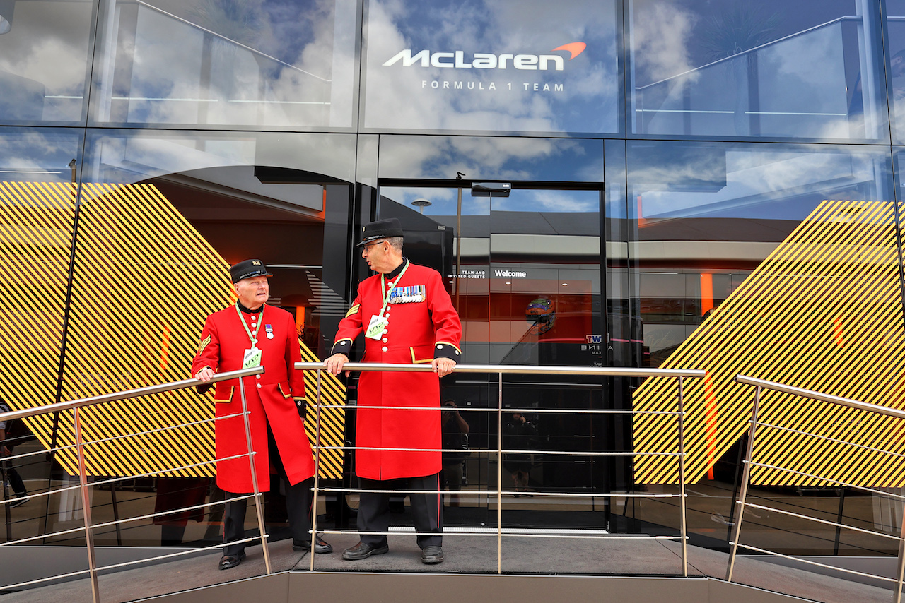 GP GRAN BRETAGNA, Paddock Atmosfera - Chelsea Pensioners outside the McLaren motorhome.
30.06.2022. Formula 1 World Championship, Rd 10, British Grand Prix, Silverstone, England, Preparation Day.
- www.xpbimages.com, EMail: requests@xpbimages.com © Copyright: Moy / XPB Images