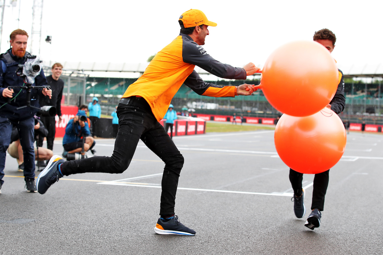 GP GRAN BRETAGNA, (L to R): Daniel Ricciardo (AUS) McLaren with team mate Lando Norris (GBR) McLaren.
30.06.2022. Formula 1 World Championship, Rd 10, British Grand Prix, Silverstone, England, Preparation Day.
 - www.xpbimages.com, EMail: requests@xpbimages.com © Copyright: Coates / XPB Images