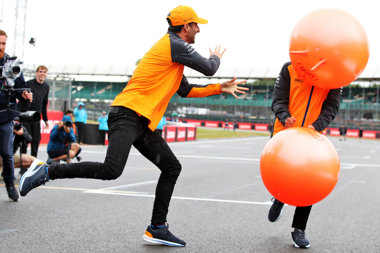GP GRAN BRETAGNA, (L to R): Daniel Ricciardo (AUS) McLaren with team mate Lando Norris (GBR) McLaren.
30.06.2022. Formula 1 World Championship, Rd 10, British Grand Prix, Silverstone, England, Preparation Day.
 - www.xpbimages.com, EMail: requests@xpbimages.com © Copyright: Coates / XPB Images