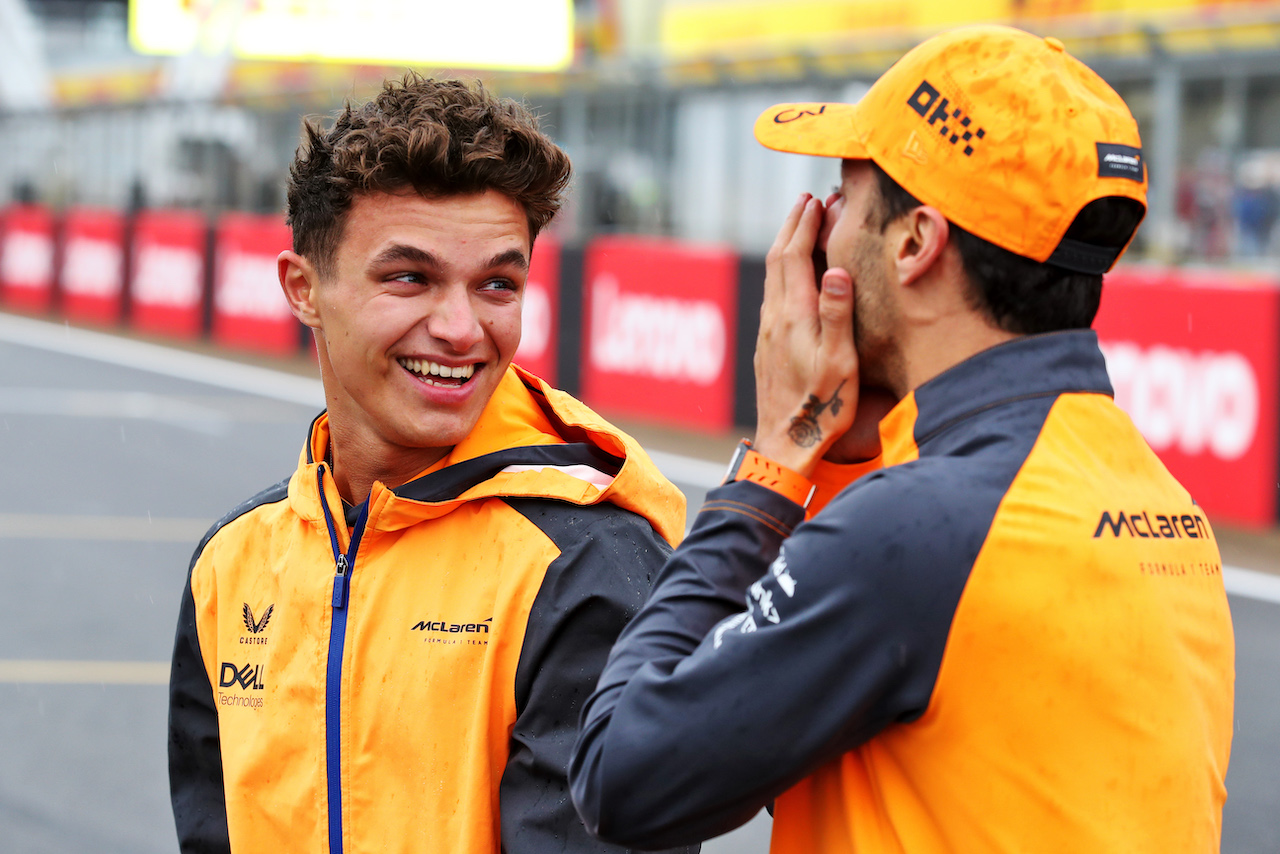 GP GRAN BRETAGNA, (L to R): Lando Norris (GBR) McLaren with team mate Daniel Ricciardo (AUS) McLaren.
30.06.2022. Formula 1 World Championship, Rd 10, British Grand Prix, Silverstone, England, Preparation Day.
 - www.xpbimages.com, EMail: requests@xpbimages.com © Copyright: Coates / XPB Images