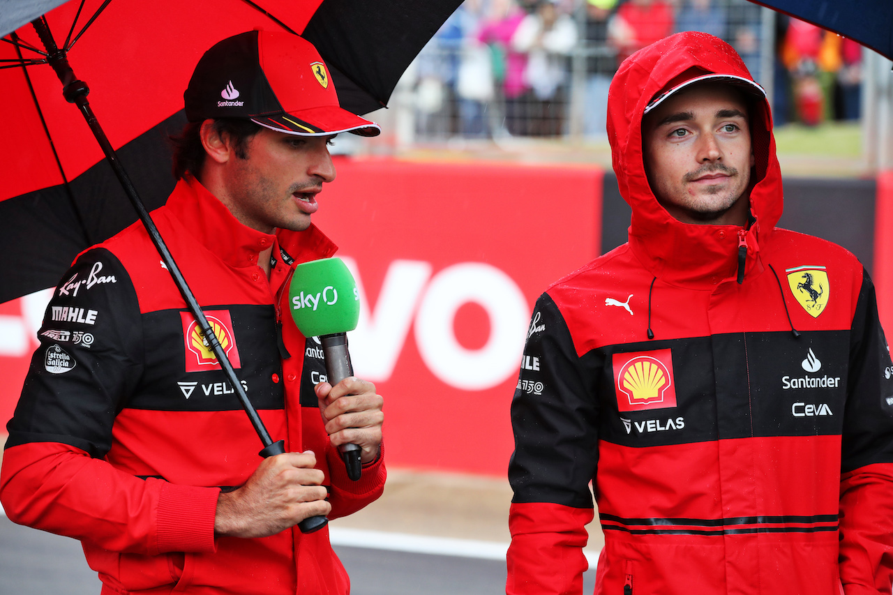 GP GRAN BRETAGNA, (L to R): Carlos Sainz Jr (ESP) Ferrari with team mate Charles Leclerc (MON) Ferrari..
30.06.2022. Formula 1 World Championship, Rd 10, British Grand Prix, Silverstone, England, Preparation Day.
 - www.xpbimages.com, EMail: requests@xpbimages.com © Copyright: Coates / XPB Images