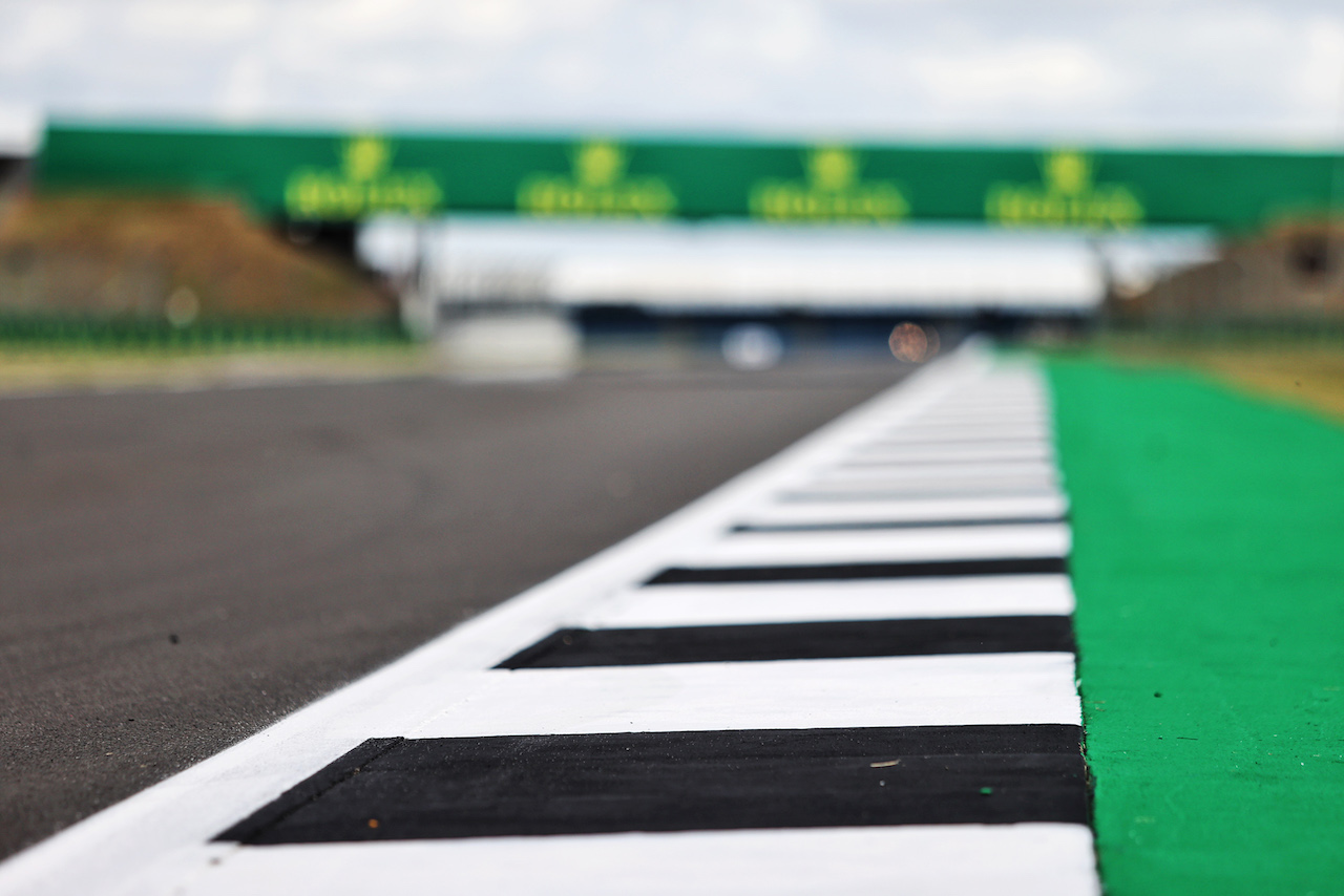 GP GRAN BRETAGNA, Circuit Atmosfera - kerb detail.
30.06.2022. Formula 1 World Championship, Rd 10, British Grand Prix, Silverstone, England, Preparation Day.
- www.xpbimages.com, EMail: requests@xpbimages.com © Copyright: Moy / XPB Images