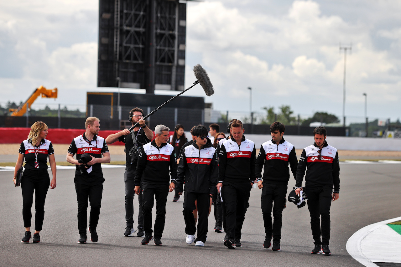 GP GRAN BRETAGNA, Guanyu Zhou (CHN) Alfa Romeo F1 Team walks the circuit with the team.
30.06.2022. Formula 1 World Championship, Rd 10, British Grand Prix, Silverstone, England, Preparation Day.
- www.xpbimages.com, EMail: requests@xpbimages.com © Copyright: Moy / XPB Images