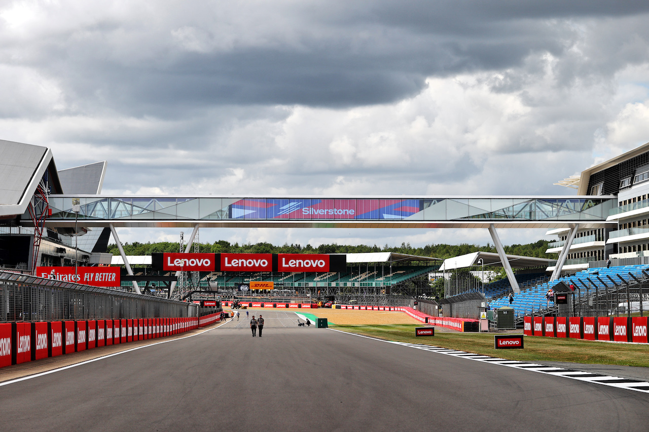 GP GRAN BRETAGNA, Circuit Atmosfera - partenza / finish straight.
30.06.2022. Formula 1 World Championship, Rd 10, British Grand Prix, Silverstone, England, Preparation Day.
- www.xpbimages.com, EMail: requests@xpbimages.com © Copyright: Moy / XPB Images