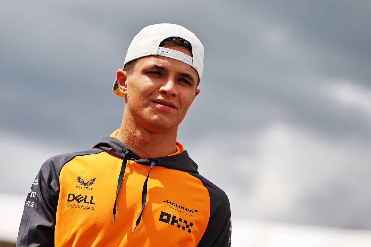 GP GRAN BRETAGNA, Lando Norris (GBR) McLaren walks the circuit.
30.06.2022. Formula 1 World Championship, Rd 10, British Grand Prix, Silverstone, England, Preparation Day.
- www.xpbimages.com, EMail: requests@xpbimages.com © Copyright: Moy / XPB Images