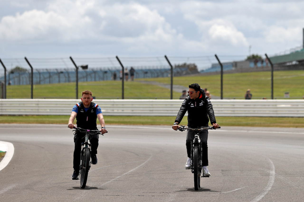 GP GRAN BRETAGNA, Esteban Ocon (FRA) Alpine F1 Team (Right) rides the circuit with Josh Peckett (GBR) Alpine F1 Team Gara Engineer.
30.06.2022. Formula 1 World Championship, Rd 10, British Grand Prix, Silverstone, England, Preparation Day.
- www.xpbimages.com, EMail: requests@xpbimages.com © Copyright: Moy / XPB Images