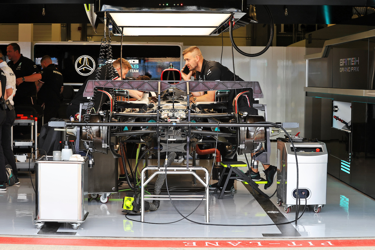 GP GRAN BRETAGNA, Mercedes AMG F1 W13 being built up in the pits.
30.06.2022. Formula 1 World Championship, Rd 10, British Grand Prix, Silverstone, England, Preparation Day.
- www.xpbimages.com, EMail: requests@xpbimages.com © Copyright: Moy / XPB Images