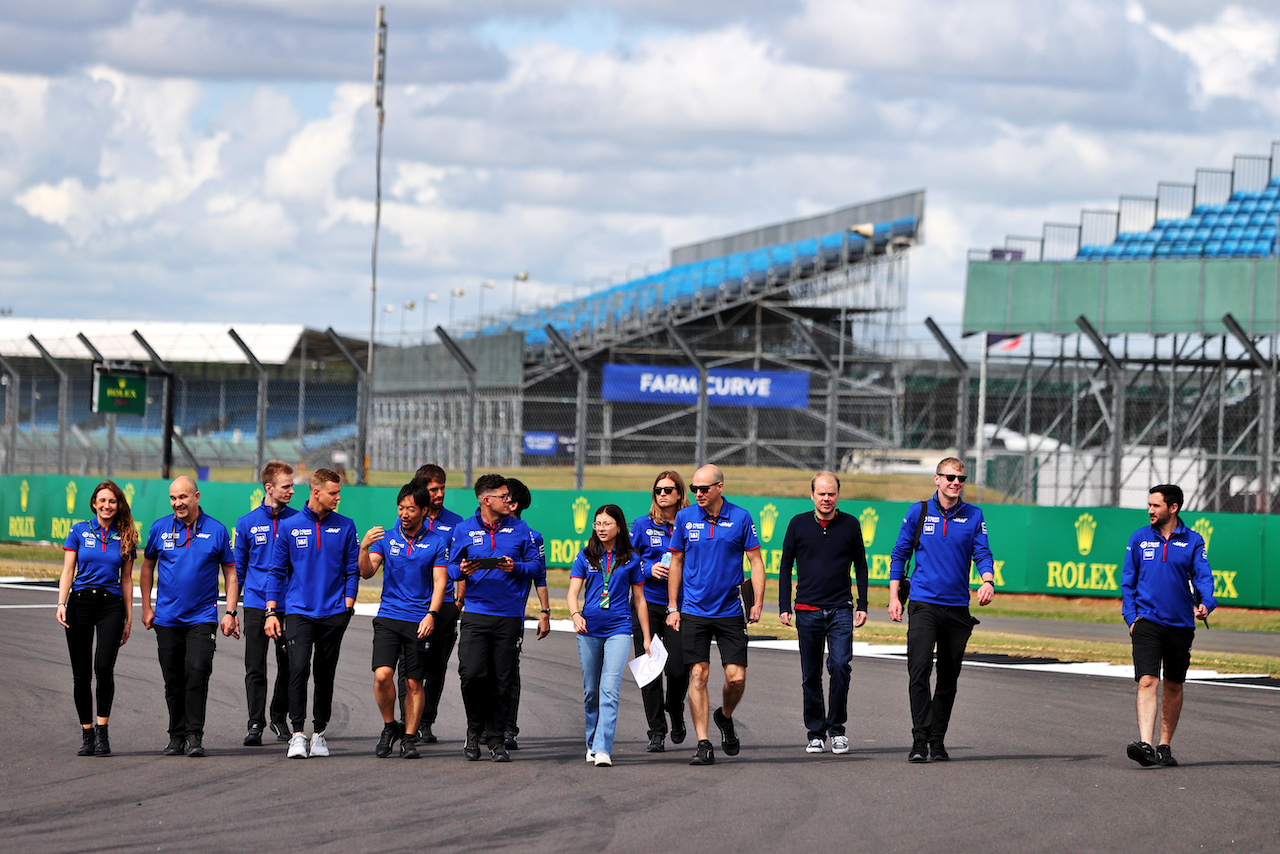 GP GRAN BRETAGNA, Mick Schumacher (GER) Haas F1 Team walks the circuit with the team.
30.06.2022. Formula 1 World Championship, Rd 10, British Grand Prix, Silverstone, England, Preparation Day.
- www.xpbimages.com, EMail: requests@xpbimages.com © Copyright: Moy / XPB Images