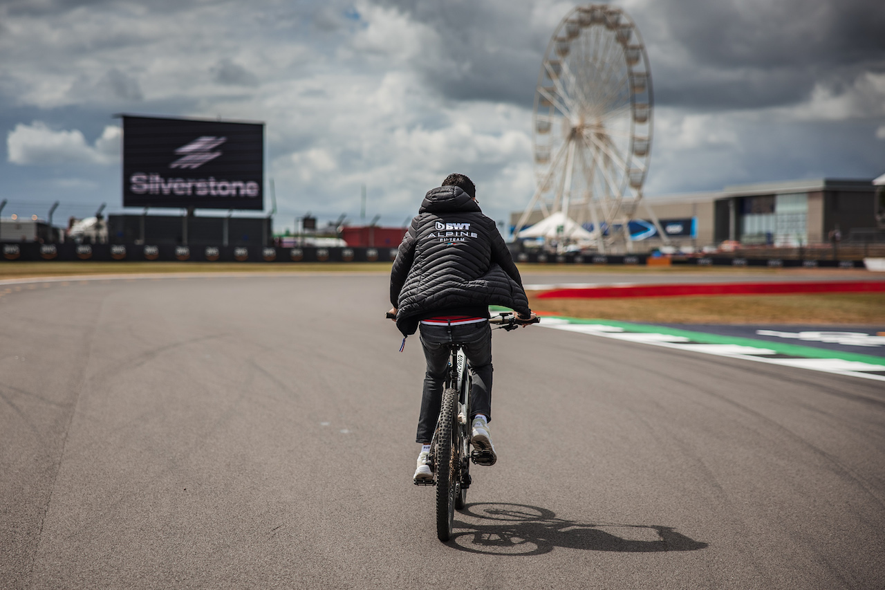 GP GRAN BRETAGNA, Esteban Ocon (FRA) Alpine F1 Team rides the circuit.
30.06.2022. Formula 1 World Championship, Rd 10, British Grand Prix, Silverstone, England, Preparation Day.
- www.xpbimages.com, EMail: requests@xpbimages.com © Copyright: Bearne / XPB Images
