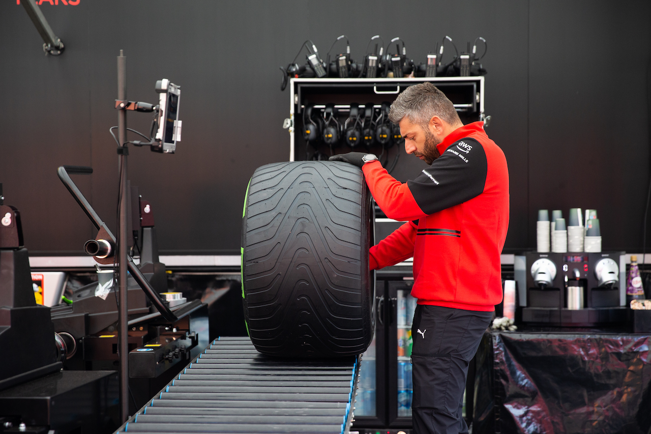 GP GRAN BRETAGNA, Ferrari / Pirelli tyre technician.
30.06.2022. Formula 1 World Championship, Rd 10, British Grand Prix, Silverstone, England, Preparation Day.
- www.xpbimages.com, EMail: requests@xpbimages.com © Copyright: Rew / XPB Images