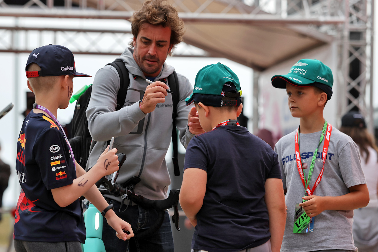 GP GRAN BRETAGNA, Fernando Alonso (ESP) Alpine F1 Team signs autographs for the fans in the paddock.
30.06.2022. Formula 1 World Championship, Rd 10, British Grand Prix, Silverstone, England, Preparation Day.
- www.xpbimages.com, EMail: requests@xpbimages.com © Copyright: Moy / XPB Images