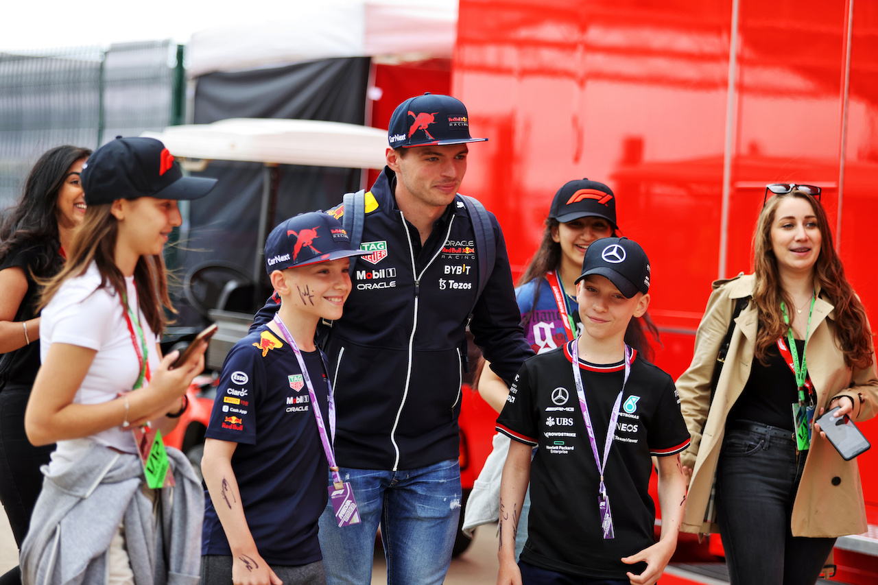 GP GRAN BRETAGNA, Max Verstappen (NLD) Red Bull Racing with fans in the paddock.
30.06.2022. Formula 1 World Championship, Rd 10, British Grand Prix, Silverstone, England, Preparation Day.
- www.xpbimages.com, EMail: requests@xpbimages.com © Copyright: Moy / XPB Images