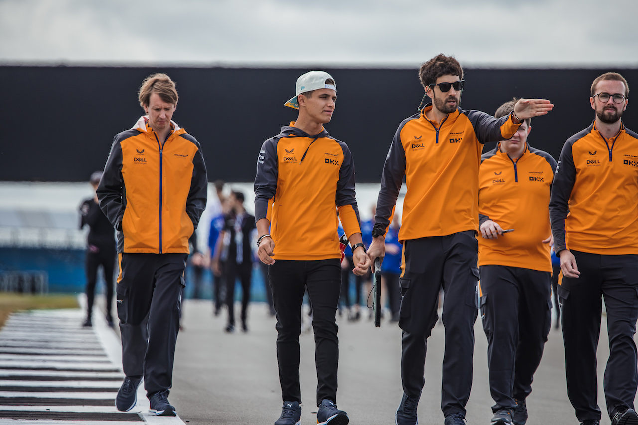 GP GRAN BRETAGNA, Lando Norris (GBR) McLaren walks the circuit with the team.
30.06.2022. Formula 1 World Championship, Rd 10, British Grand Prix, Silverstone, England, Preparation Day.
- www.xpbimages.com, EMail: requests@xpbimages.com © Copyright: Bearne / XPB Images