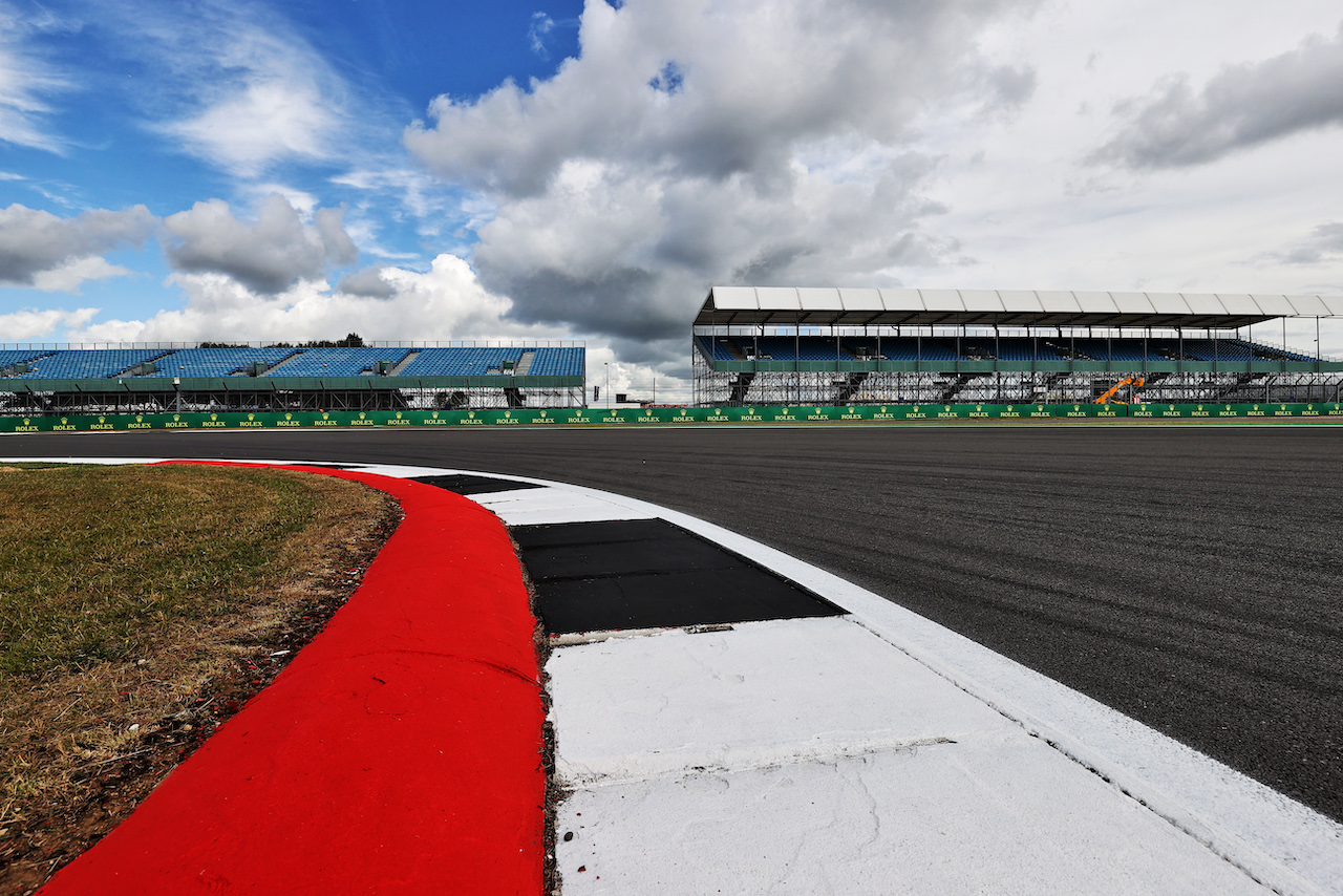 GP GRAN BRETAGNA, Circuit Atmosfera - kerb detail.
30.06.2022. Formula 1 World Championship, Rd 10, British Grand Prix, Silverstone, England, Preparation Day.
- www.xpbimages.com, EMail: requests@xpbimages.com © Copyright: Moy / XPB Images