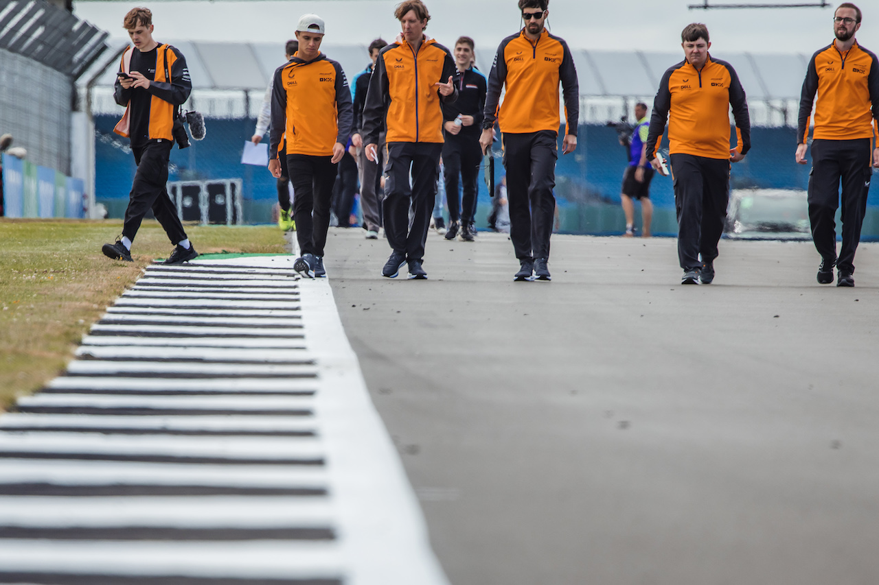 GP GRAN BRETAGNA, Lando Norris (GBR) McLaren walks the circuit with the team.
30.06.2022. Formula 1 World Championship, Rd 10, British Grand Prix, Silverstone, England, Preparation Day.
- www.xpbimages.com, EMail: requests@xpbimages.com © Copyright: Bearne / XPB Images