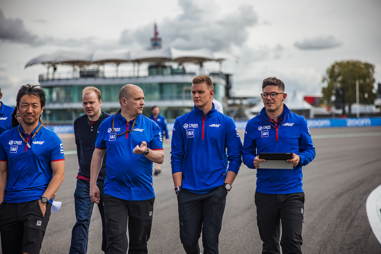 GP GRAN BRETAGNA, Mick Schumacher (GER) Haas F1 Team walks the circuit with the team.
30.06.2022. Formula 1 World Championship, Rd 10, British Grand Prix, Silverstone, England, Preparation Day.
- www.xpbimages.com, EMail: requests@xpbimages.com © Copyright: Bearne / XPB Images