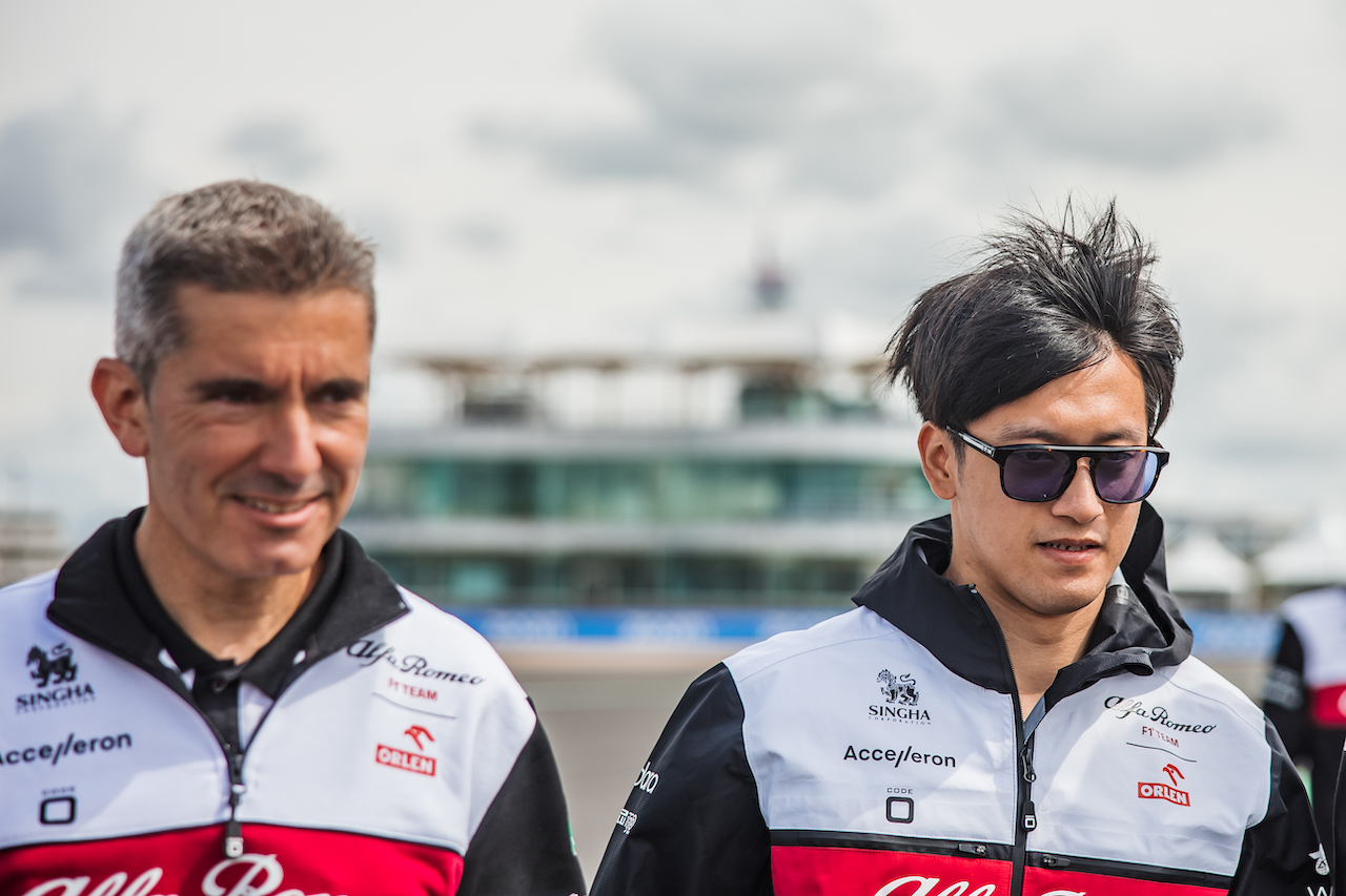 GP GRAN BRETAGNA, Guanyu Zhou (CHN) Alfa Romeo F1 Team walks the circuit with the team.
30.06.2022. Formula 1 World Championship, Rd 10, British Grand Prix, Silverstone, England, Preparation Day.
- www.xpbimages.com, EMail: requests@xpbimages.com © Copyright: Bearne / XPB Images