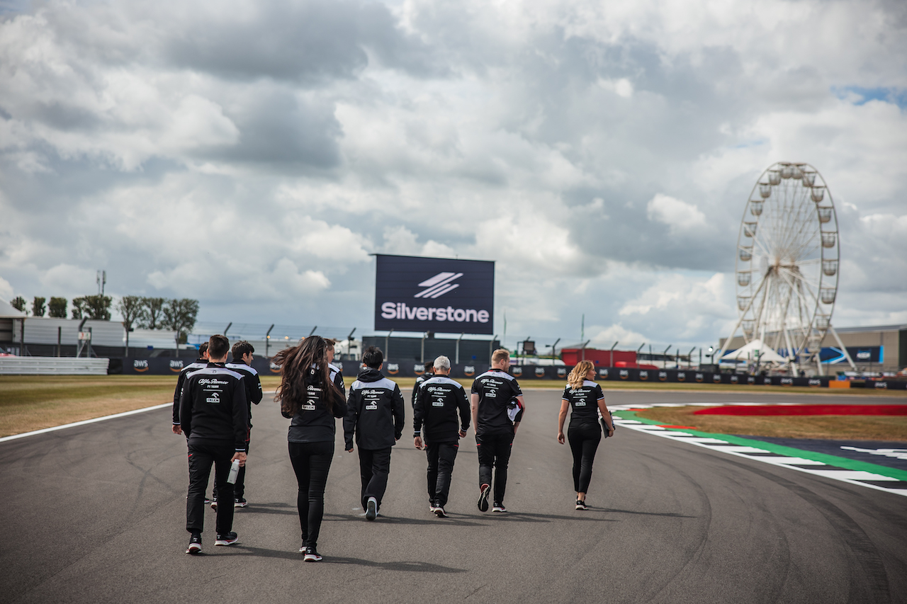 GP GRAN BRETAGNA, Guanyu Zhou (CHN) Alfa Romeo F1 Team walks the circuit with the team.
30.06.2022. Formula 1 World Championship, Rd 10, British Grand Prix, Silverstone, England, Preparation Day.
- www.xpbimages.com, EMail: requests@xpbimages.com © Copyright: Bearne / XPB Images