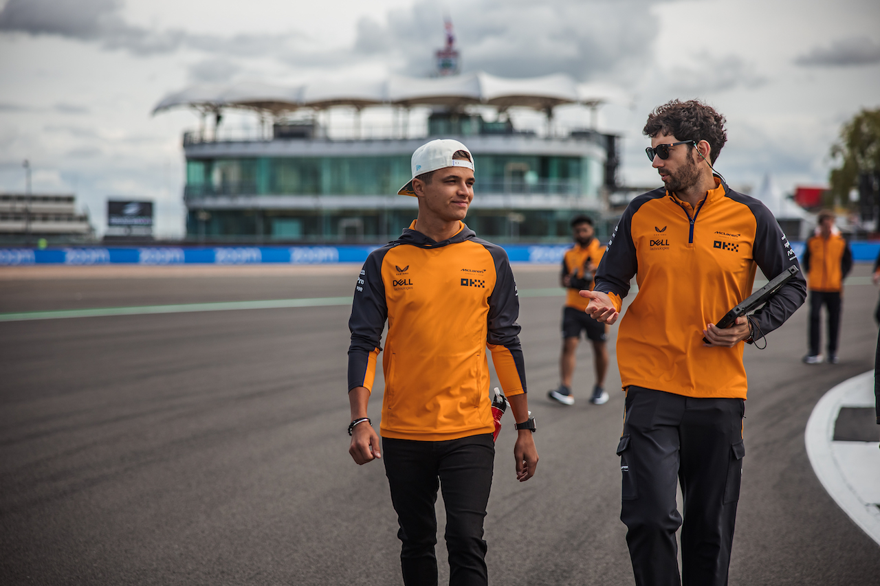 GP GRAN BRETAGNA, Lando Norris (GBR) McLaren walks the circuit with Jose Manuel Lopez Garcia (ESP) McLaren Lead Performance Engineer.
30.06.2022. Formula 1 World Championship, Rd 10, British Grand Prix, Silverstone, England, Preparation Day.
- www.xpbimages.com, EMail: requests@xpbimages.com © Copyright: Bearne / XPB Images