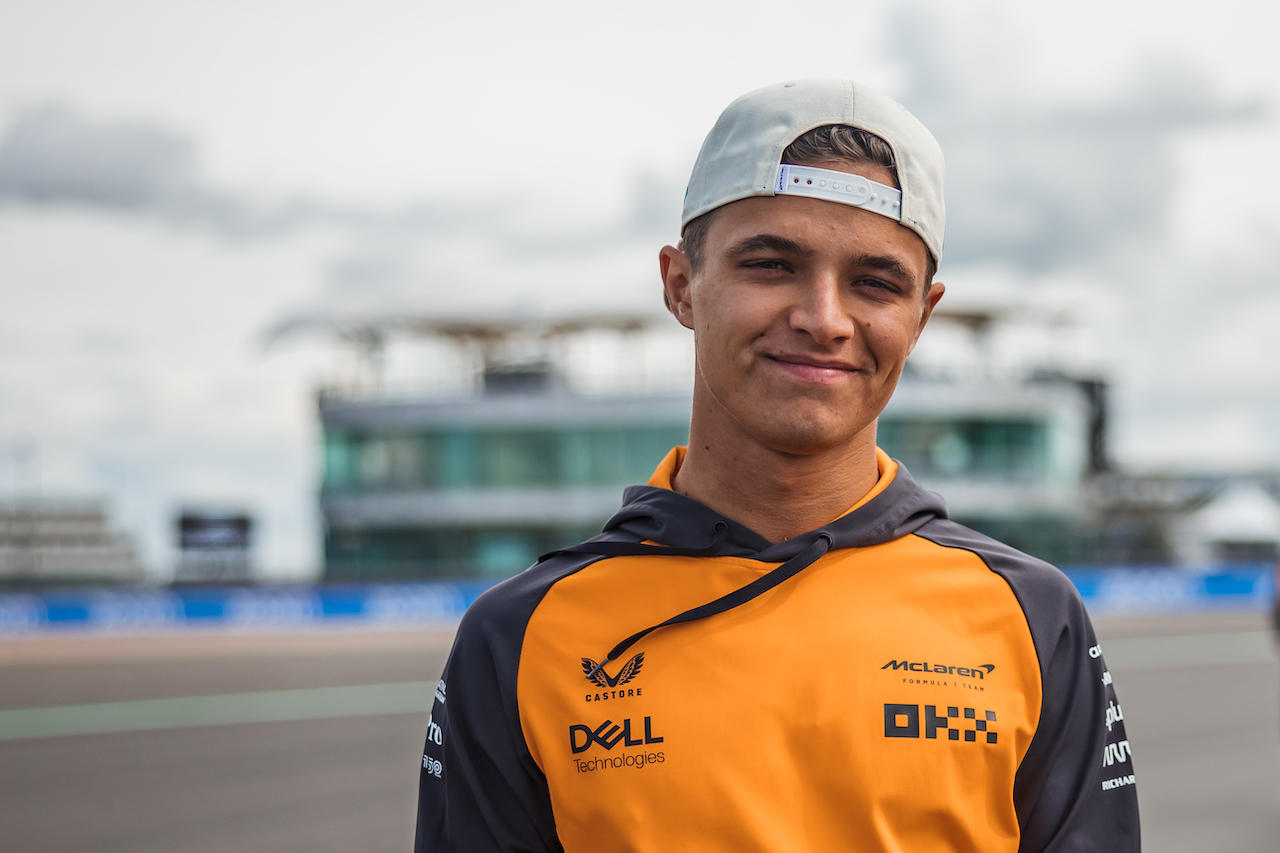 GP GRAN BRETAGNA, Lando Norris (GBR) McLaren walks the circuit.
30.06.2022. Formula 1 World Championship, Rd 10, British Grand Prix, Silverstone, England, Preparation Day.
- www.xpbimages.com, EMail: requests@xpbimages.com © Copyright: Bearne / XPB Images