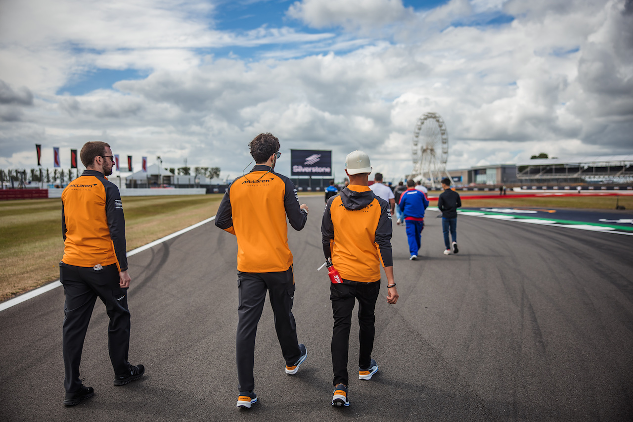 GP GRAN BRETAGNA, Lando Norris (GBR) McLaren walks the circuit with the team.
30.06.2022. Formula 1 World Championship, Rd 10, British Grand Prix, Silverstone, England, Preparation Day.
- www.xpbimages.com, EMail: requests@xpbimages.com © Copyright: Bearne / XPB Images