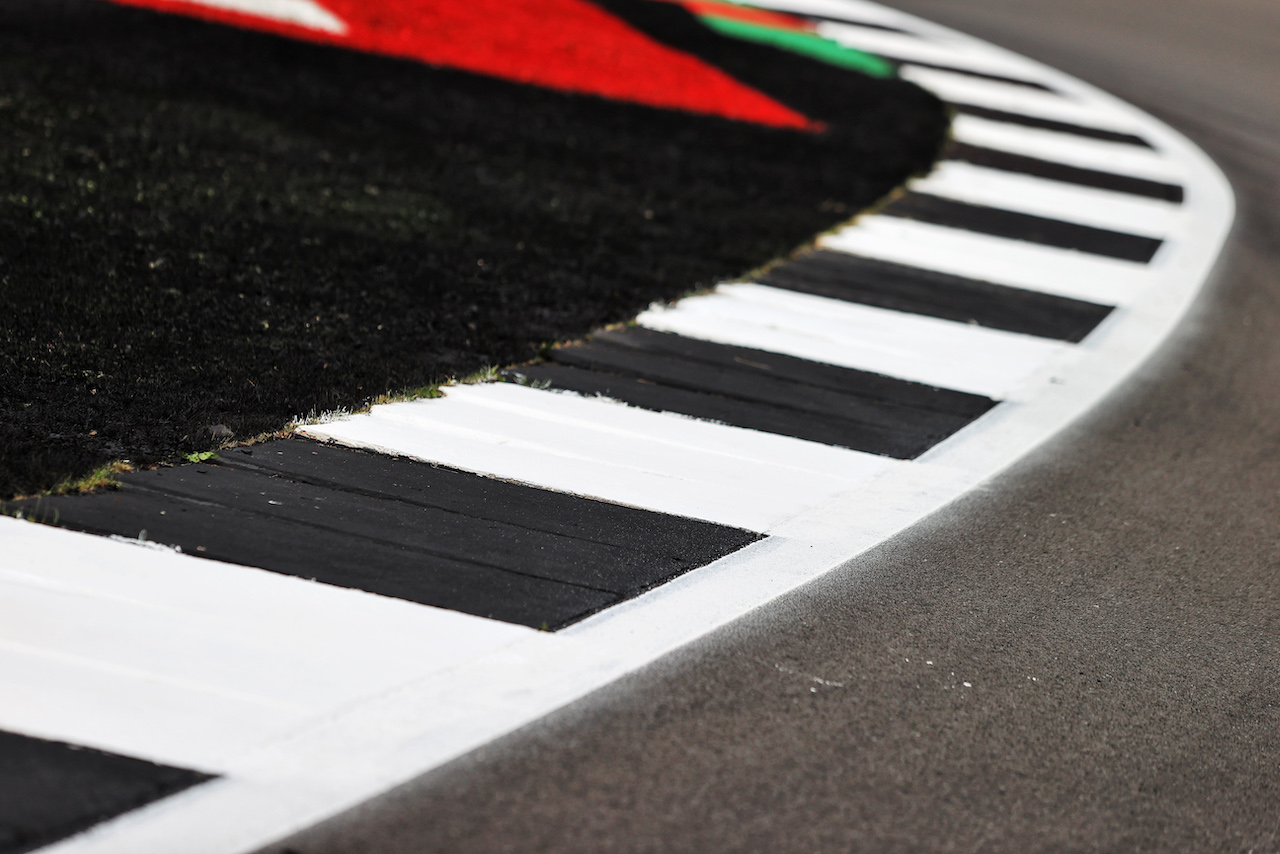 GP GRAN BRETAGNA, Circuit Atmosfera - kerb detail.
30.06.2022. Formula 1 World Championship, Rd 10, British Grand Prix, Silverstone, England, Preparation Day.
- www.xpbimages.com, EMail: requests@xpbimages.com © Copyright: Moy / XPB Images