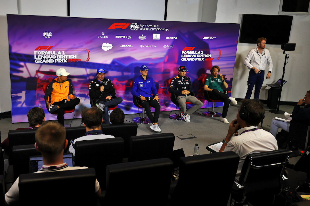 GP GRAN BRETAGNA, (L to R): Lando Norris (GBR) McLaren; Fernando Alonso (ESP) Alpine F1 Team; Mick Schumacher (GER) Haas F1 Team; Sergio Perez (MEX) Red Bull Racing; e Sebastian Vettel (GER) Aston Martin F1 Team, in the FIA Press Conference.
30.06.2022. Formula 1 World Championship, Rd 10, British Grand Prix, Silverstone, England, Preparation Day.
- www.xpbimages.com, EMail: requests@xpbimages.com © Copyright: Moy / XPB Images