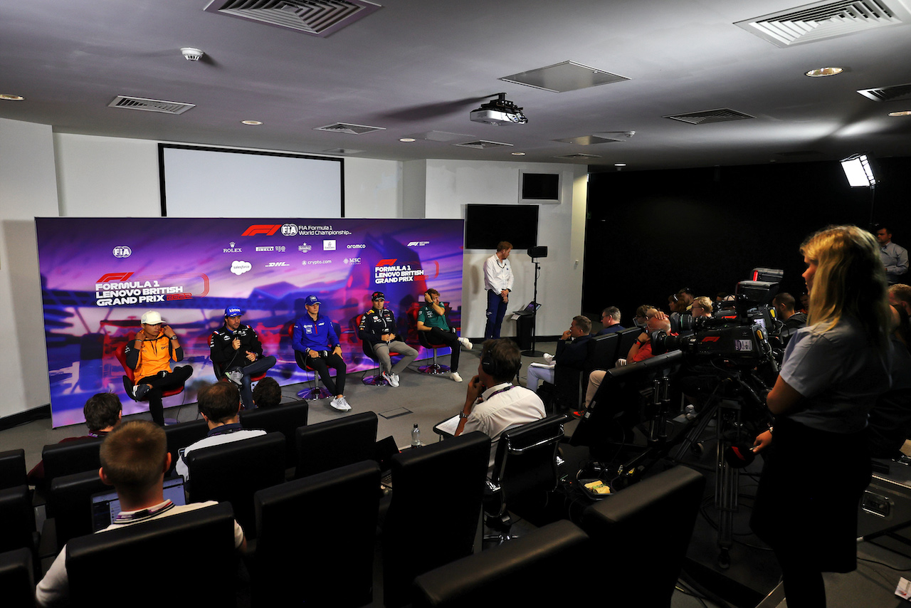 GP GRAN BRETAGNA, (L to R): Lando Norris (GBR) McLaren; Fernando Alonso (ESP) Alpine F1 Team; Mick Schumacher (GER) Haas F1 Team; Sergio Perez (MEX) Red Bull Racing; e Sebastian Vettel (GER) Aston Martin F1 Team, in the FIA Press Conference.
30.06.2022. Formula 1 World Championship, Rd 10, British Grand Prix, Silverstone, England, Preparation Day.
- www.xpbimages.com, EMail: requests@xpbimages.com © Copyright: Moy / XPB Images