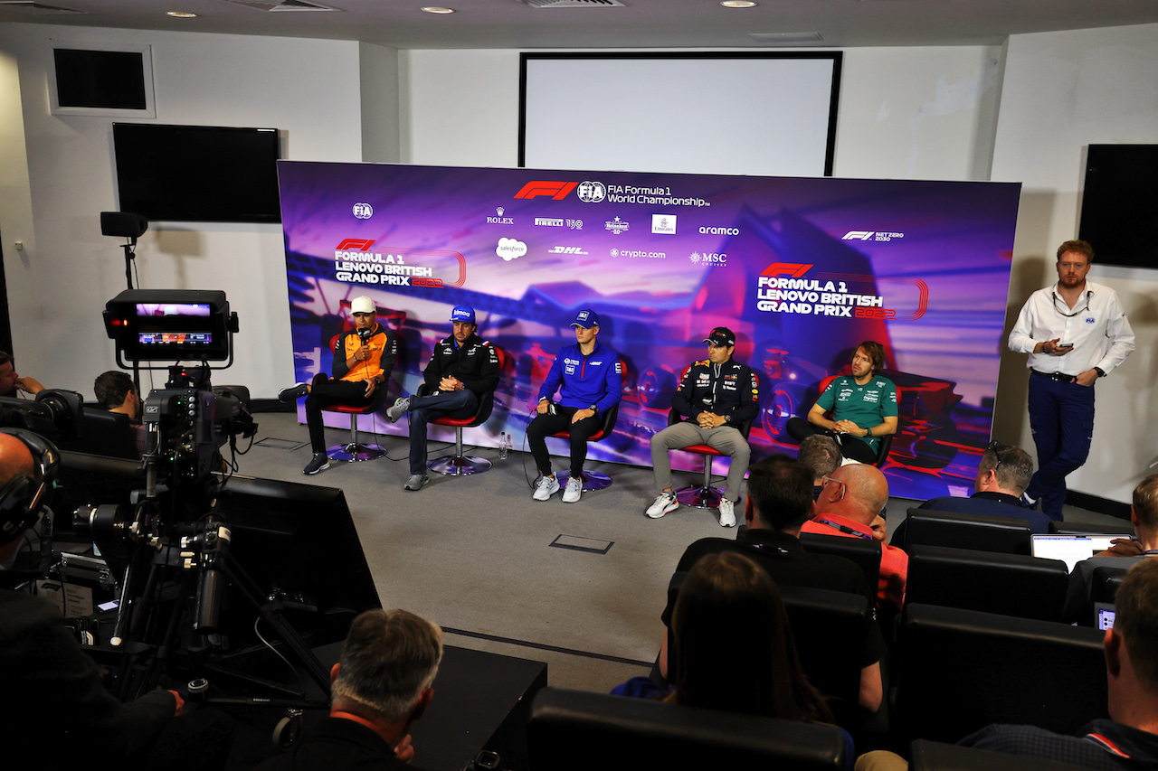 GP GRAN BRETAGNA, (L to R): Lando Norris (GBR) McLaren; Fernando Alonso (ESP) Alpine F1 Team; Mick Schumacher (GER) Haas F1 Team; Sergio Perez (MEX) Red Bull Racing; e Sebastian Vettel (GER) Aston Martin F1 Team, in the FIA Press Conference.
30.06.2022. Formula 1 World Championship, Rd 10, British Grand Prix, Silverstone, England, Preparation Day.
- www.xpbimages.com, EMail: requests@xpbimages.com © Copyright: Moy / XPB Images