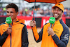 GP GRAN BRETAGNA, (L to R): Lando Norris (GBR) McLaren with team mate Daniel Ricciardo (AUS) McLaren.
30.06.2022. Formula 1 World Championship, Rd 10, British Grand Prix, Silverstone, England, Preparation Day.
 - www.xpbimages.com, EMail: requests@xpbimages.com © Copyright: Coates / XPB Images