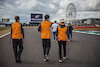 GP GRAN BRETAGNA, Lando Norris (GBR) McLaren walks the circuit with the team.
30.06.2022. Formula 1 World Championship, Rd 10, British Grand Prix, Silverstone, England, Preparation Day.
- www.xpbimages.com, EMail: requests@xpbimages.com © Copyright: Bearne / XPB Images