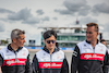 GP GRAN BRETAGNA, Guanyu Zhou (CHN) Alfa Romeo F1 Team walks the circuit with the team.
30.06.2022. Formula 1 World Championship, Rd 10, British Grand Prix, Silverstone, England, Preparation Day.
- www.xpbimages.com, EMail: requests@xpbimages.com © Copyright: Bearne / XPB Images