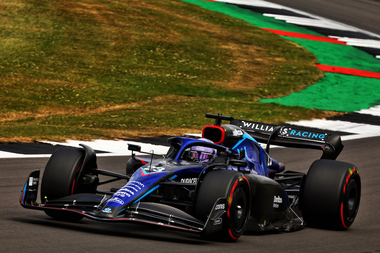 GP GRAN BRETAGNA, Alexander Albon (THA) Williams Racing FW44.
02.07.2022. Formula 1 World Championship, Rd 10, British Grand Prix, Silverstone, England, Qualifiche Day.
- www.xpbimages.com, EMail: requests@xpbimages.com © Copyright: Batchelor / XPB Images