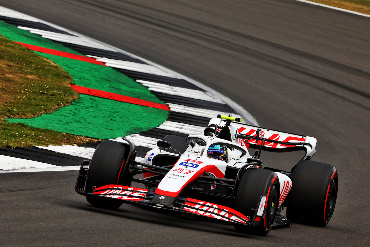GP GRAN BRETAGNA, Mick Schumacher (GER) Haas VF-22.
02.07.2022. Formula 1 World Championship, Rd 10, British Grand Prix, Silverstone, England, Qualifiche Day.
- www.xpbimages.com, EMail: requests@xpbimages.com © Copyright: Batchelor / XPB Images