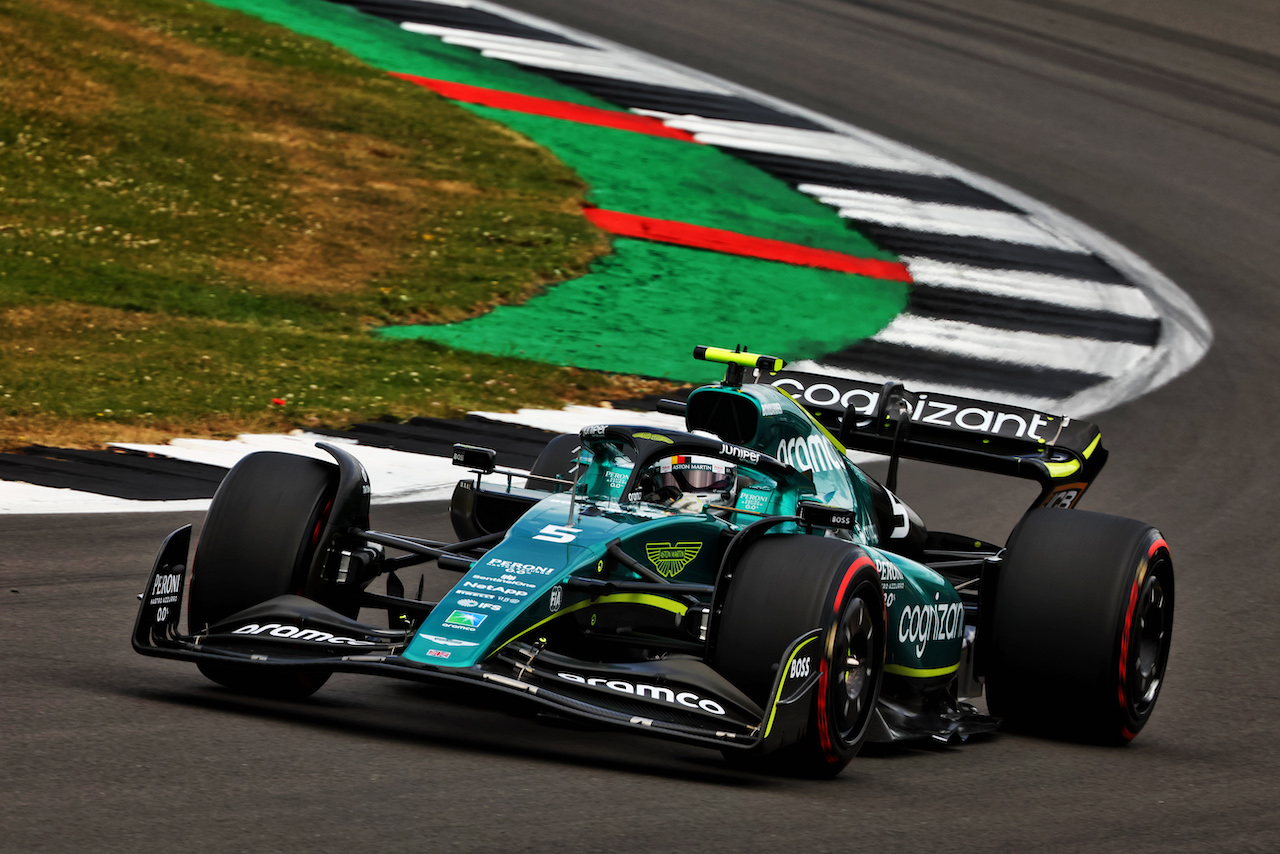 GP GRAN BRETAGNA, Sebastian Vettel (GER) Aston Martin F1 Team AMR22.
02.07.2022. Formula 1 World Championship, Rd 10, British Grand Prix, Silverstone, England, Qualifiche Day.
- www.xpbimages.com, EMail: requests@xpbimages.com © Copyright: Batchelor / XPB Images