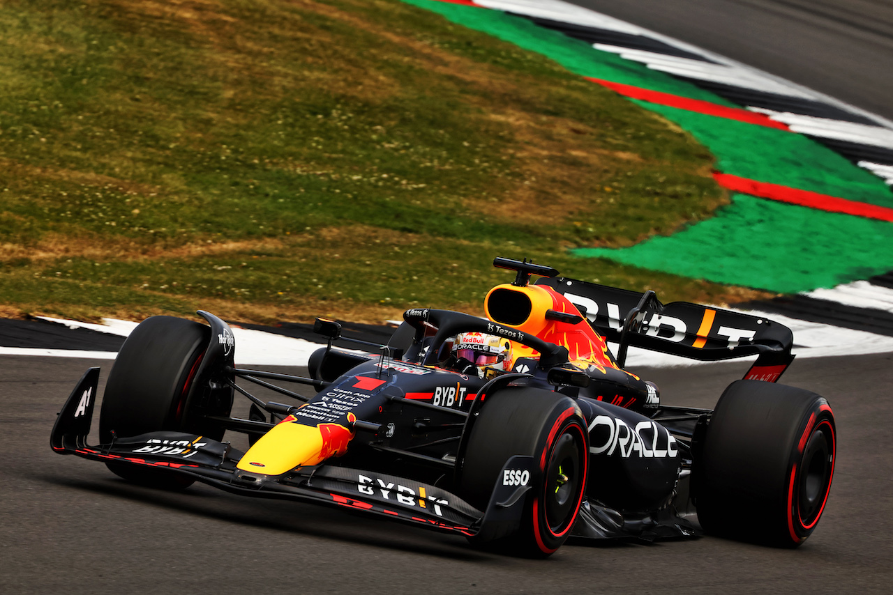 GP GRAN BRETAGNA, Max Verstappen (NLD) Red Bull Racing RB18.
02.07.2022. Formula 1 World Championship, Rd 10, British Grand Prix, Silverstone, England, Qualifiche Day.
- www.xpbimages.com, EMail: requests@xpbimages.com © Copyright: Batchelor / XPB Images