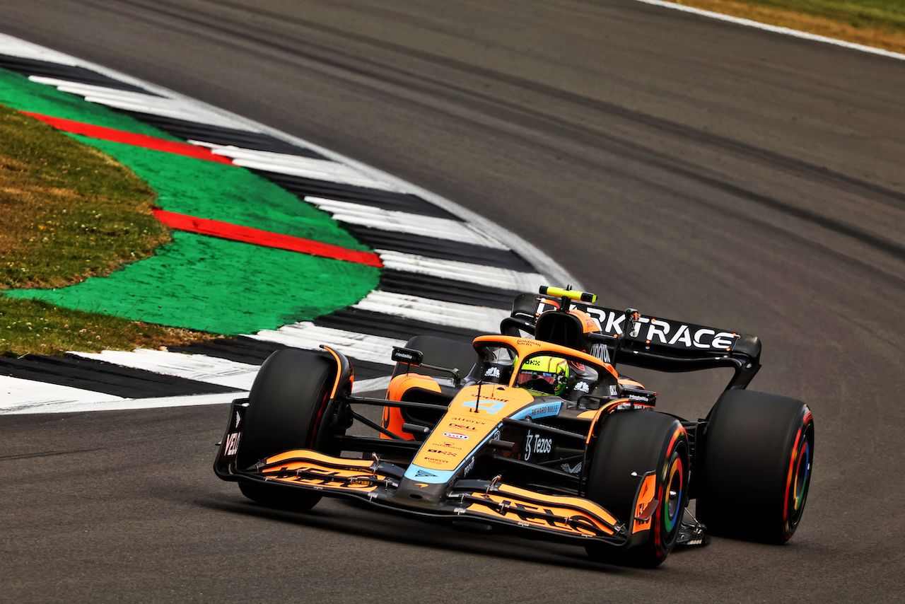 GP GRAN BRETAGNA, Lando Norris (GBR) McLaren MCL36.
02.07.2022. Formula 1 World Championship, Rd 10, British Grand Prix, Silverstone, England, Qualifiche Day.
- www.xpbimages.com, EMail: requests@xpbimages.com © Copyright: Batchelor / XPB Images