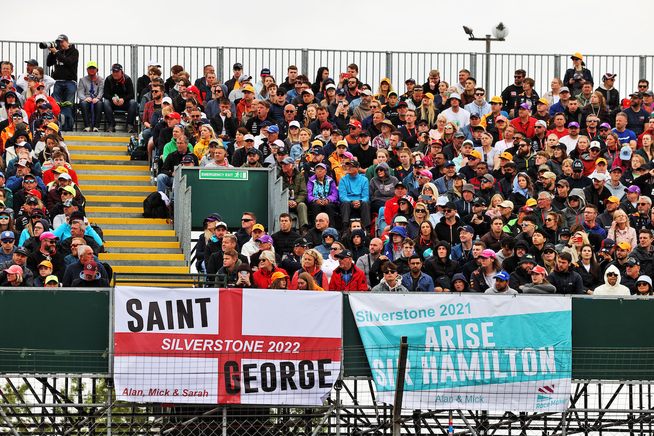 GP GRAN BRETAGNA, Circuit Atmosfera - fans in the grandstand.
02.07.2022. Formula 1 World Championship, Rd 10, British Grand Prix, Silverstone, England, Qualifiche Day.
- www.xpbimages.com, EMail: requests@xpbimages.com © Copyright: Moy / XPB Images