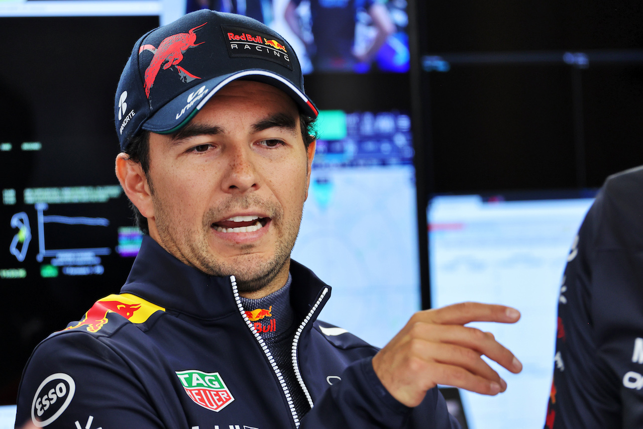 GP GRAN BRETAGNA, Sergio Perez (MEX) Red Bull Racing.
02.07.2022. Formula 1 World Championship, Rd 10, British Grand Prix, Silverstone, England, Qualifiche Day.
- www.xpbimages.com, EMail: requests@xpbimages.com © Copyright: Davenport / XPB Images