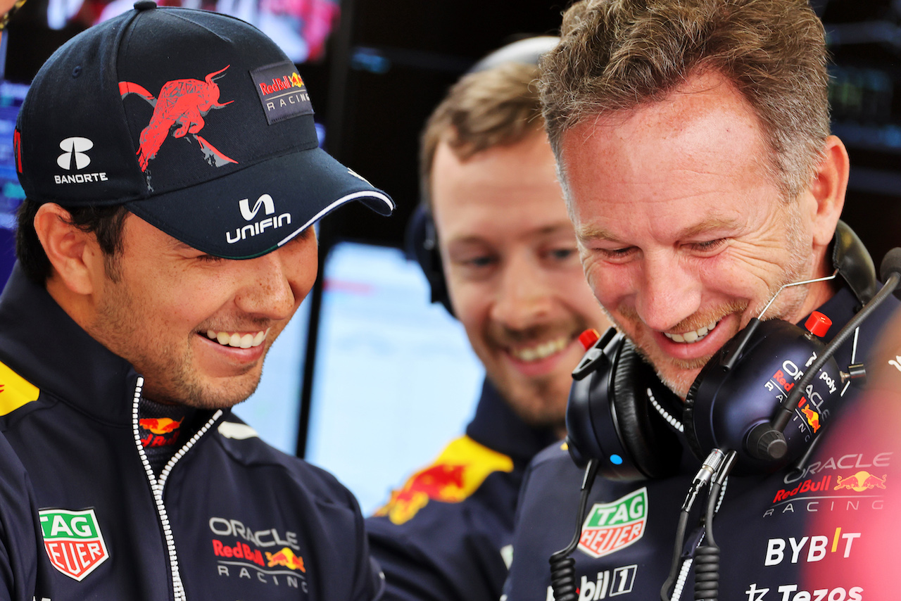 GP GRAN BRETAGNA, (L to R): Sergio Perez (MEX) Red Bull Racing e Christian Horner (GBR) Red Bull Racing Team Principal.
02.07.2022. Formula 1 World Championship, Rd 10, British Grand Prix, Silverstone, England, Qualifiche Day.
- www.xpbimages.com, EMail: requests@xpbimages.com © Copyright: Davenport / XPB Images