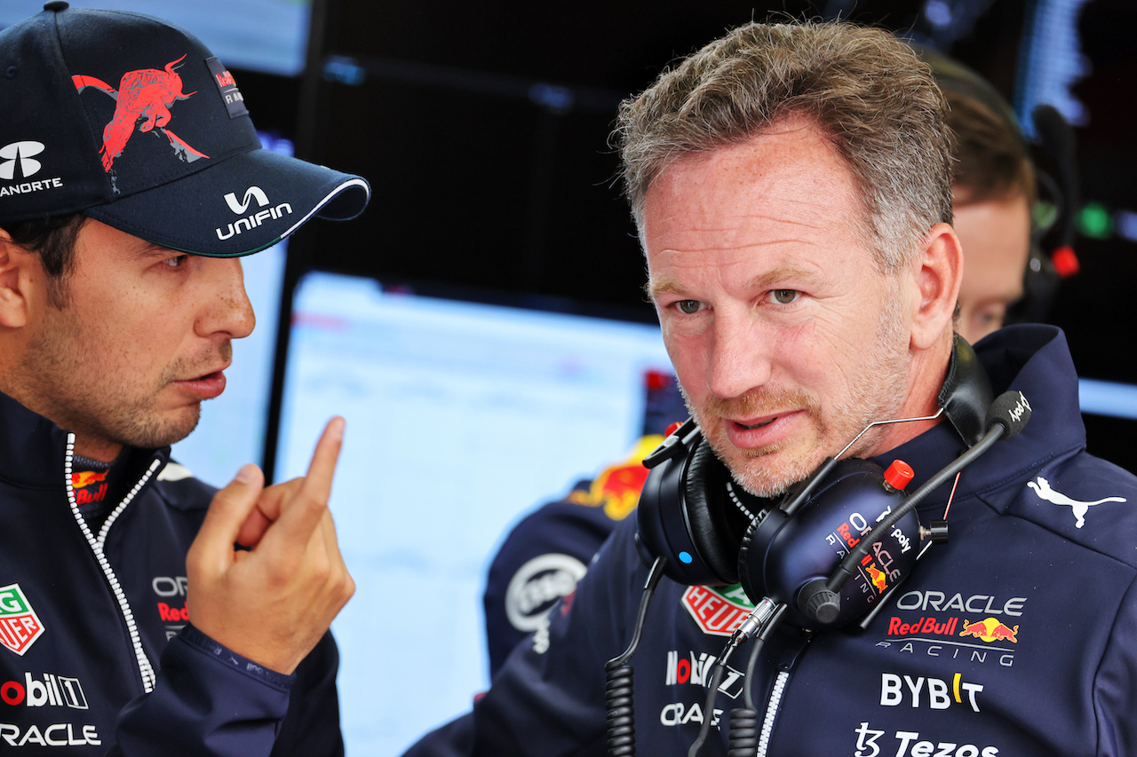 GP GRAN BRETAGNA, (L to R): Sergio Perez (MEX) Red Bull Racing e Christian Horner (GBR) Red Bull Racing Team Principal.
02.07.2022. Formula 1 World Championship, Rd 10, British Grand Prix, Silverstone, England, Qualifiche Day.
- www.xpbimages.com, EMail: requests@xpbimages.com © Copyright: Davenport / XPB Images