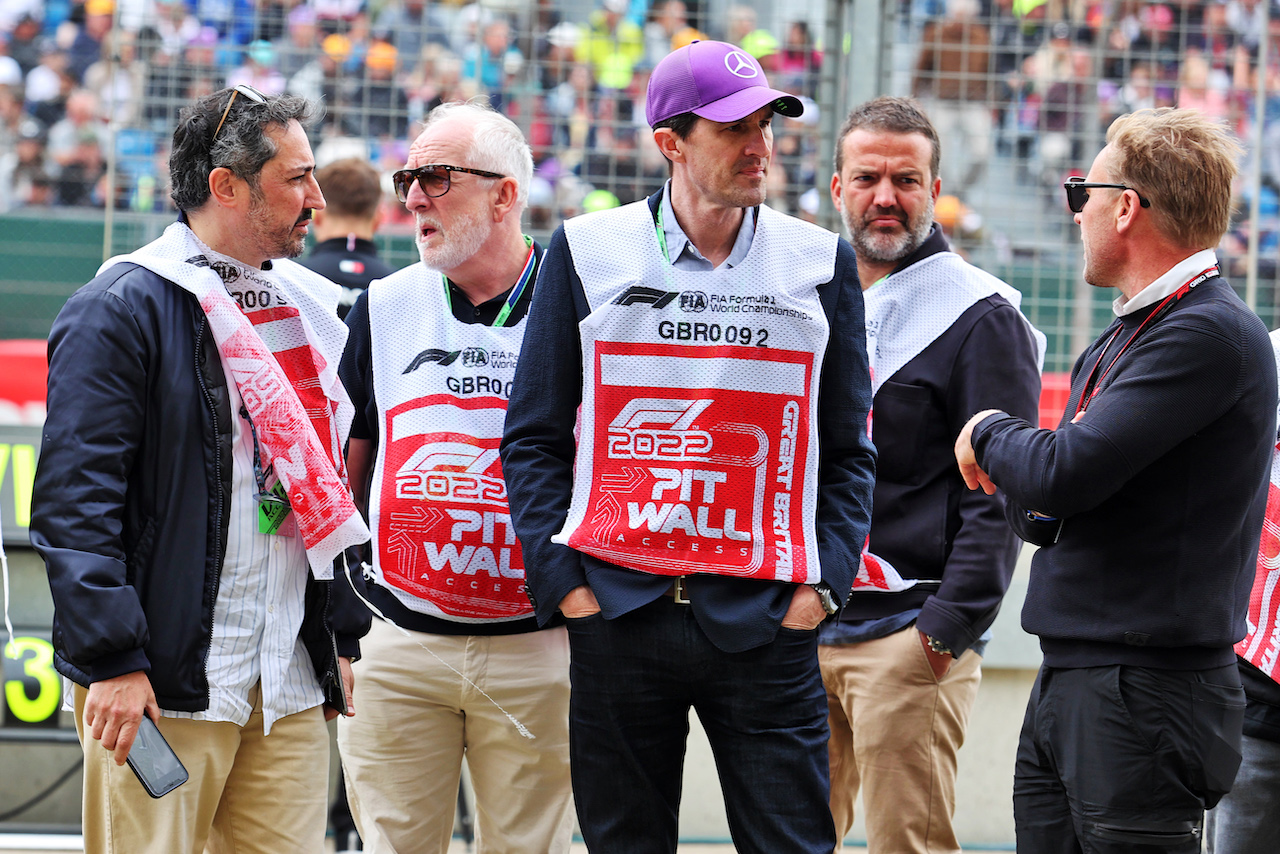 GP GRAN BRETAGNA, (L to R): Joseph Kosinski (USA) Filmmaker with Jonathan Nichols (GBR) FOM.
02.07.2022. Formula 1 World Championship, Rd 10, British Grand Prix, Silverstone, England, Qualifiche Day.
- www.xpbimages.com, EMail: requests@xpbimages.com © Copyright: Davenport / XPB Images